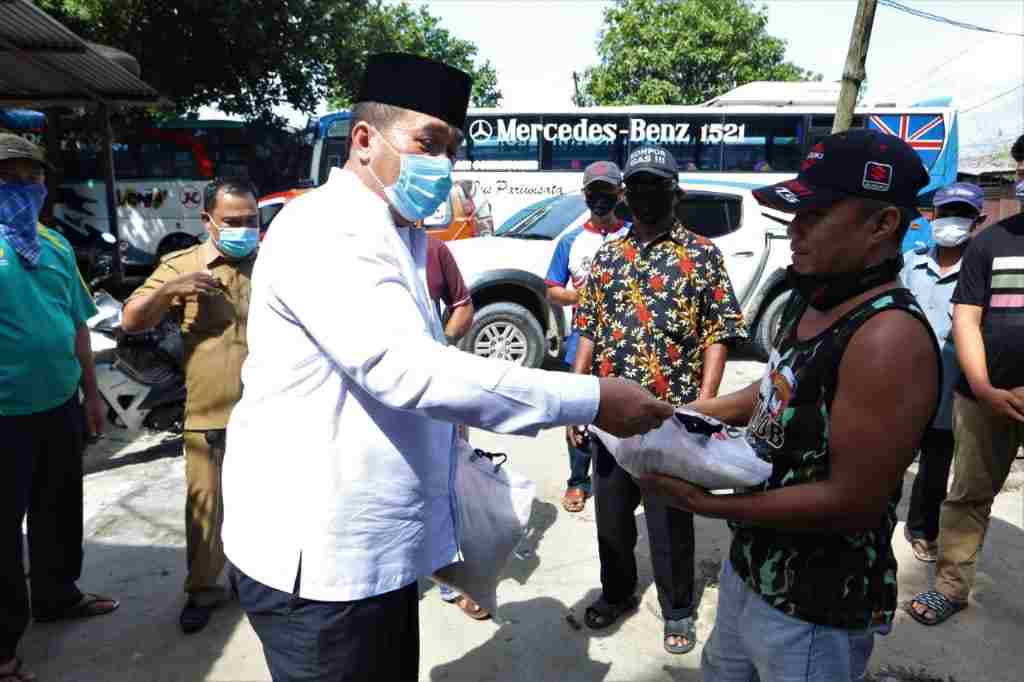 Peduli Terhadap Sesama Taufik Zainal Abidin Berikan Bantuan Kepada Supir Bus 