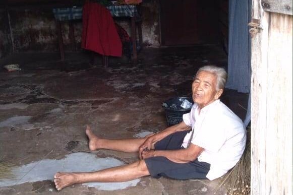 Penantian Bantuan Pemerintah Tak Kunjung Tiba,Seorang Janda Tua Miskin Duduk Terdiam