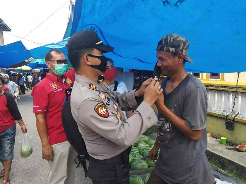 Cegah Penyebaran Covid, Polsek Kualuh Bagikan Masker Gratis