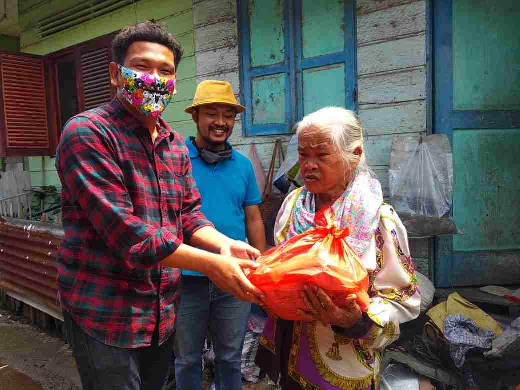 Peduli Warga Terdampak Covid -19,  Agra Gurning Salurkan Susu untuk Lanjut Usia