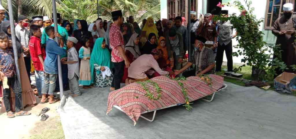Isak Tangis Keluarga Saat Kedatangan Jenazah Ayu