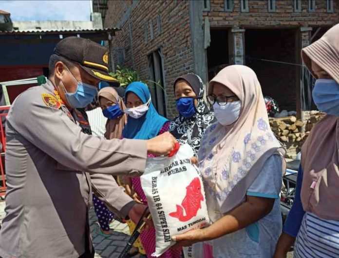 Kapolres Deliserdang Bagikan Sembako kepada Warga Korban Banjir