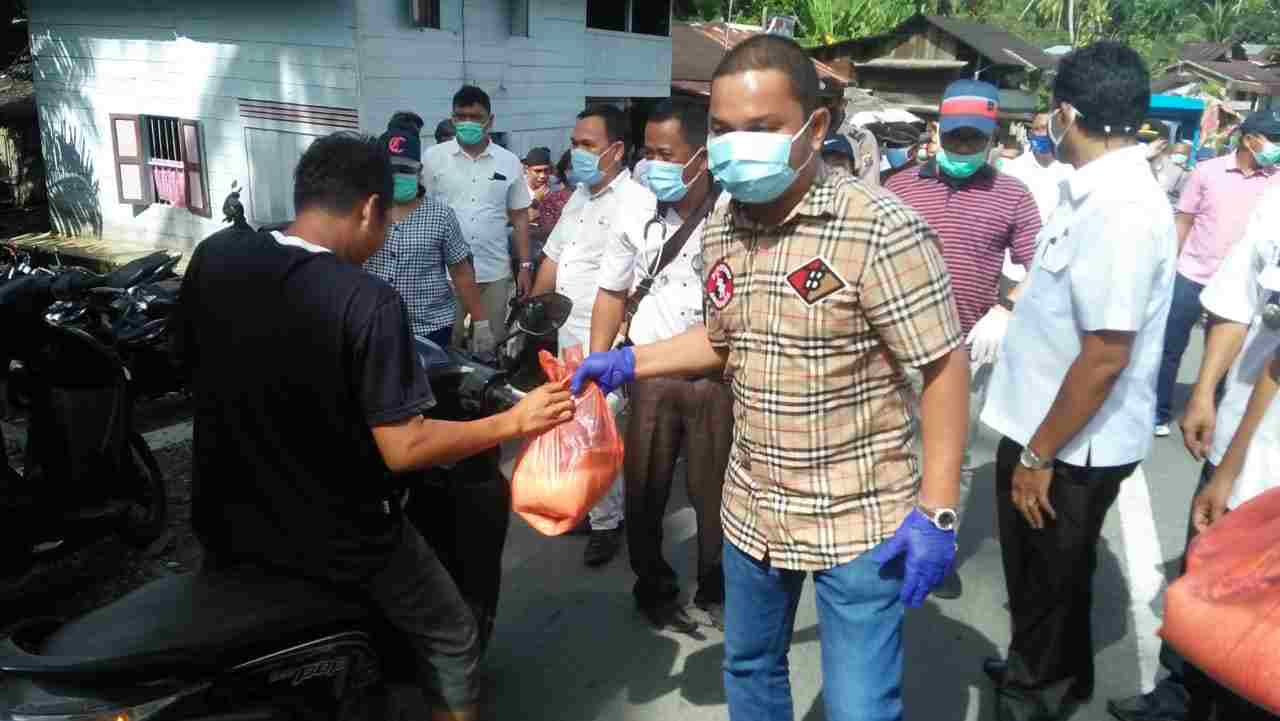 Pemkab dan DPRD Tapteng Bagikan Seribu Paket Sembako kepada Warga