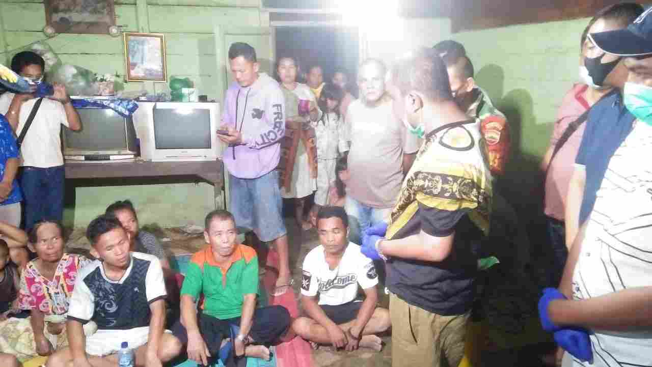 Kunker ke Sirandorung, Bupati Tapanuli Tengah Sempatkan Jenguk Keluarga Korban Tenggelam