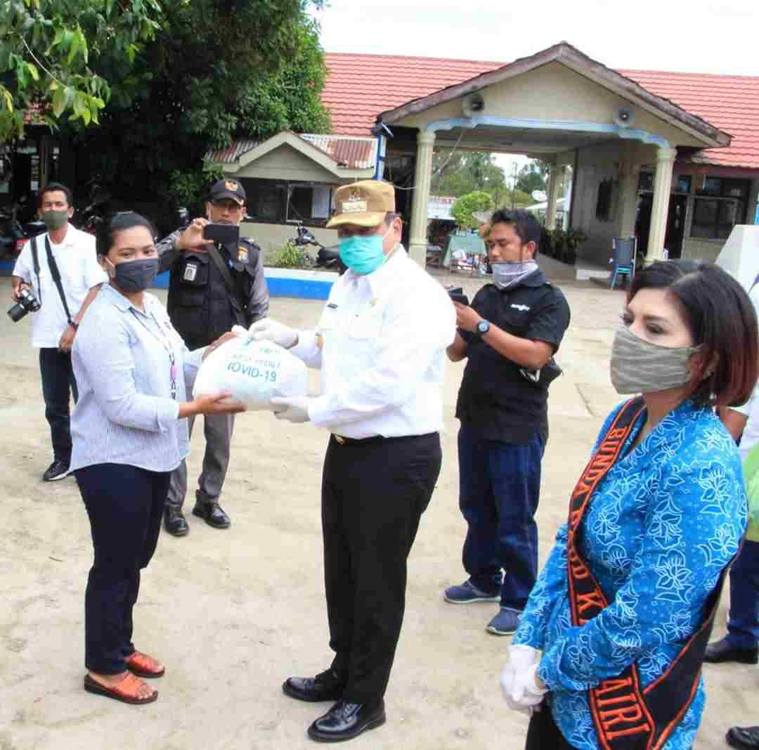 Bupati dan Anggota DPRD Dairi Bagikan Sembako kepada Guru Honorer