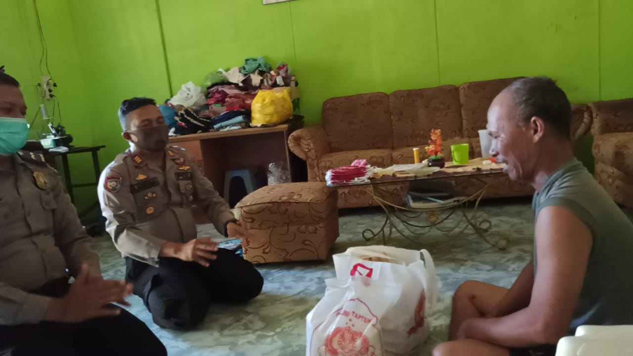 Polres Tapteng Gelar Bhakti Sosial, Berikan Paket Sembako kepada Warga