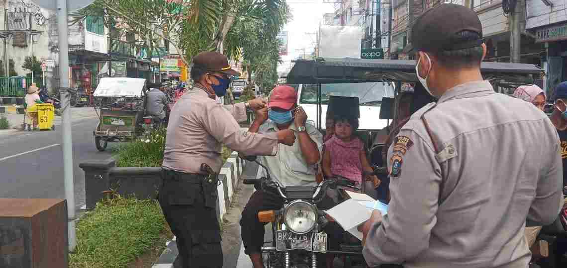 Perangi Covid-19 Polsek Kota Kisaran Bersama Relawan Bagikan Masker