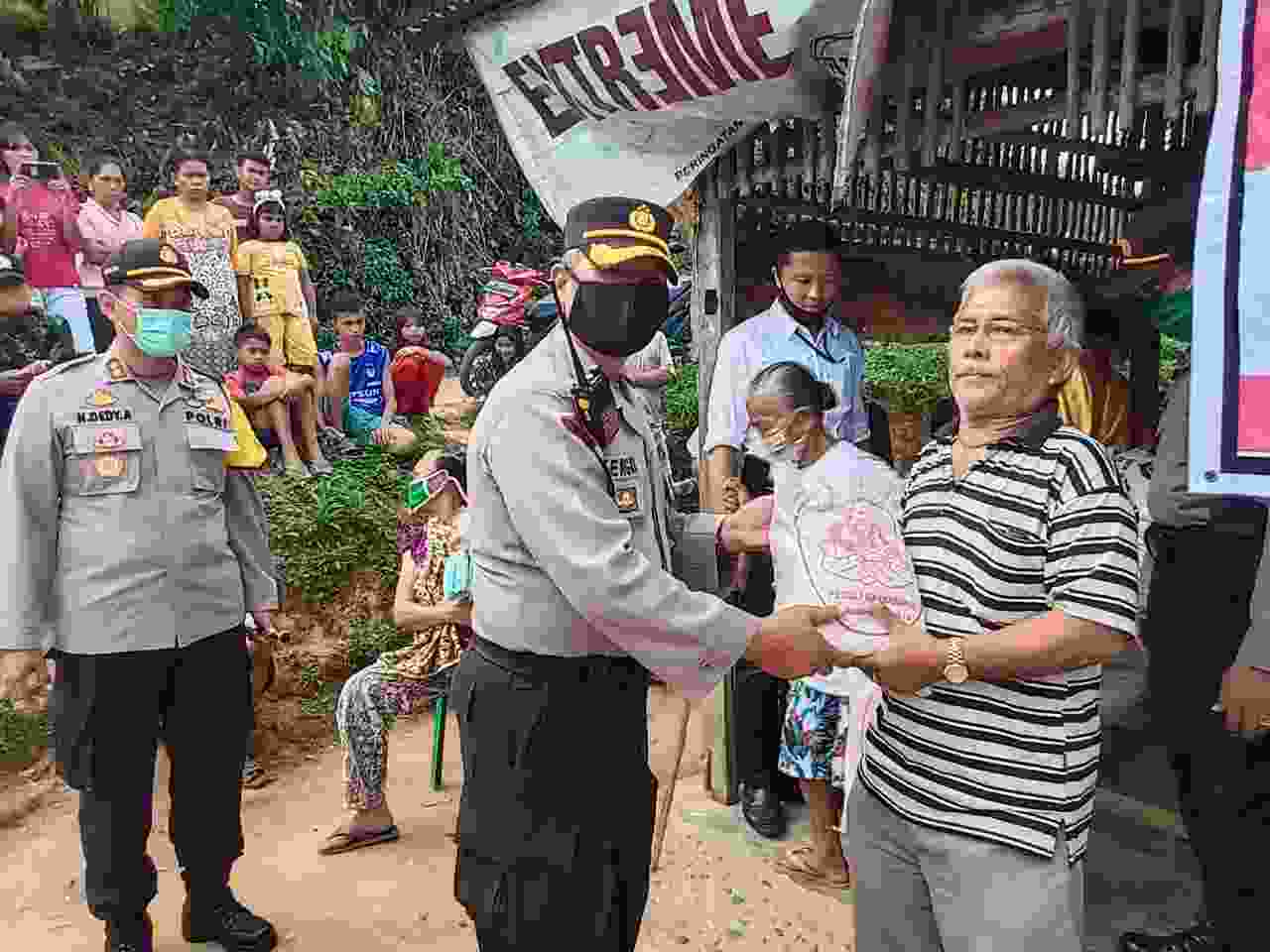 Sambut HUT Bhayangkara ke - 74, Kapolres Tapanuli Tengah Bagikan Sembako kepada Lansia