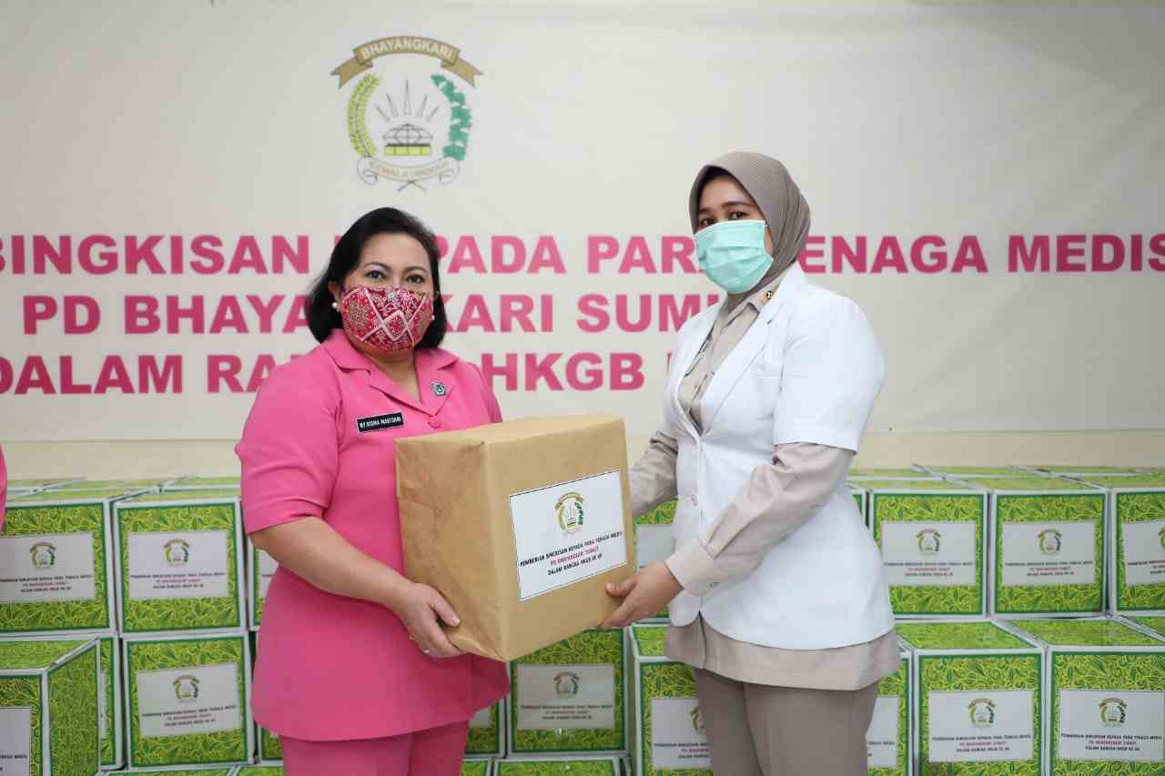 Ketua Bhayangkari Sumut Serahkan Bansos kepada Tim Medis