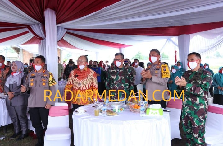 Pangdam I/BB dan Kapolda Sumut Pesta Panen Raya di Perbaungan