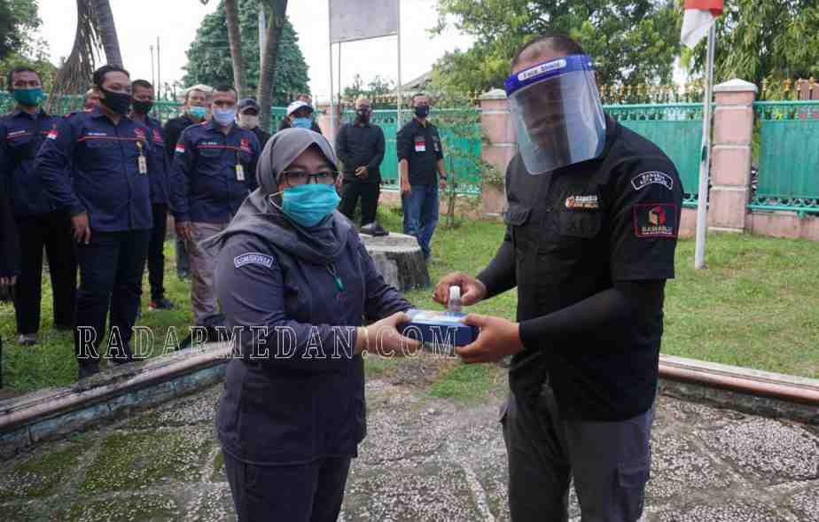 Cegah Penularan Covid-19, Bawaslu Binjai Bagikan APD kepada Jajarannya