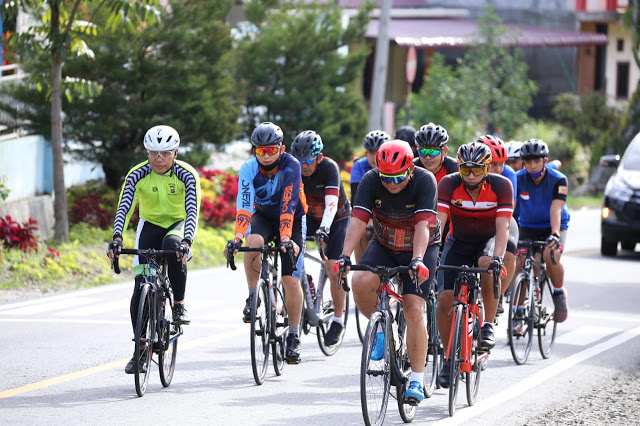 Sambil Bersepeda Kapolda Sumut Nikmati Keindahan Alam Danau Toba
