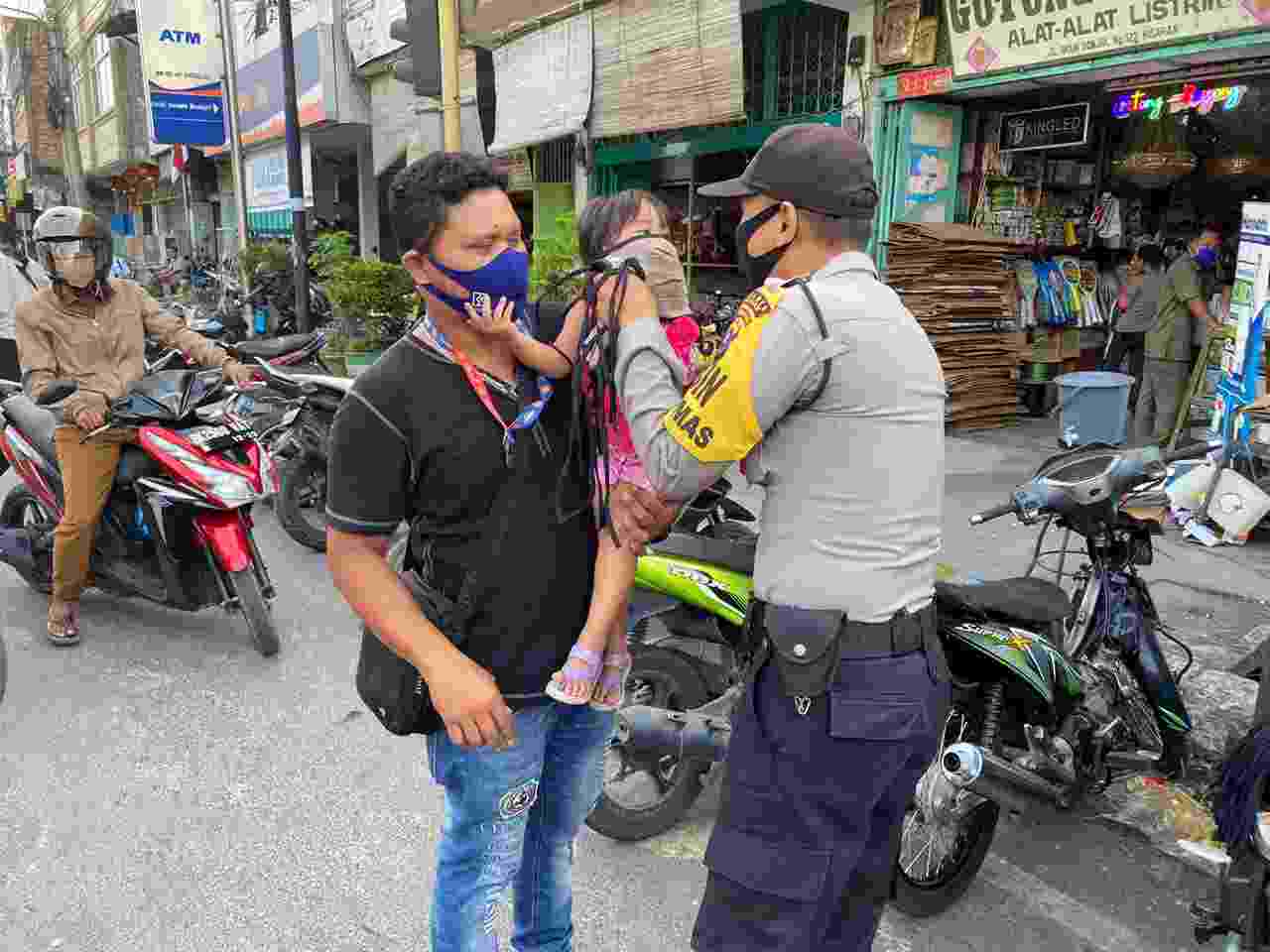 Jelang Hari Raya Idul Adha Polsek Kota Kisaran Bersama Relawan Covid-19 Bagikan Masker