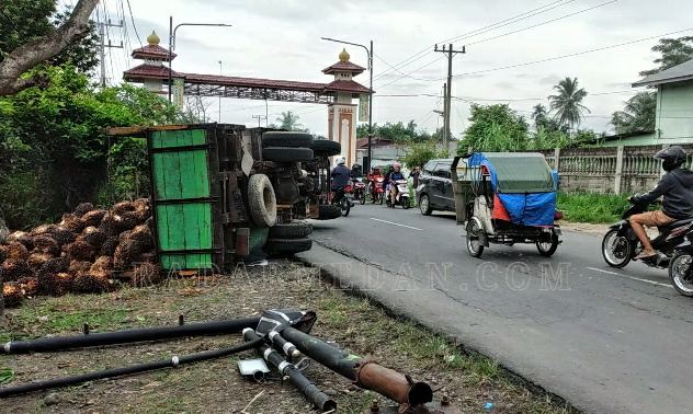 Diduga Supir Mengantuk, Truk Bermuatan Kelapa Sawit Hantam Tiang Lampu