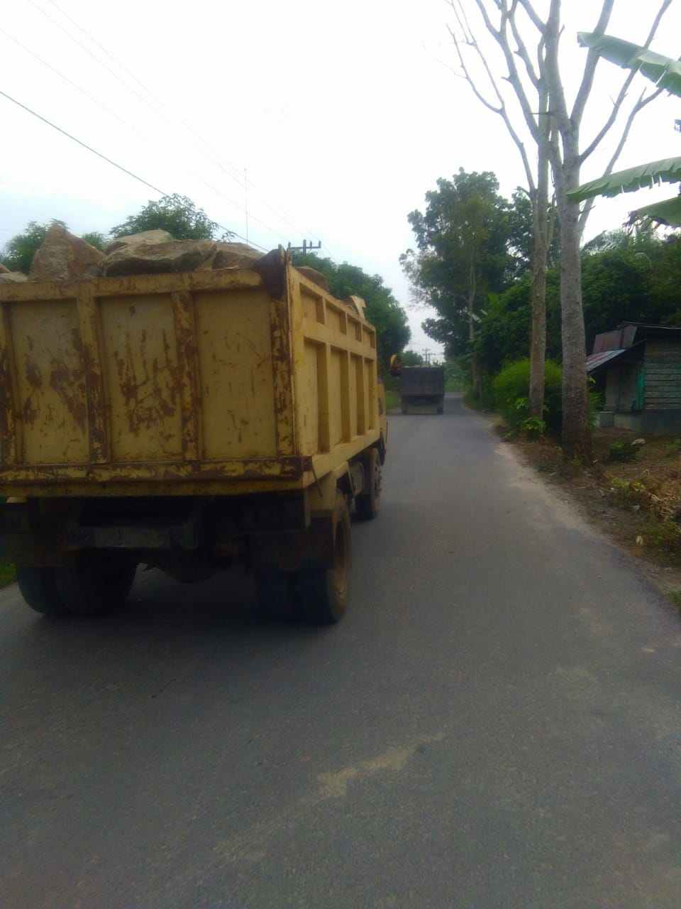 Melintas Tanpa Penutup Bak, DT Muatan Batu Padas Resahkan Warga Kecamatan Tinggi Raja