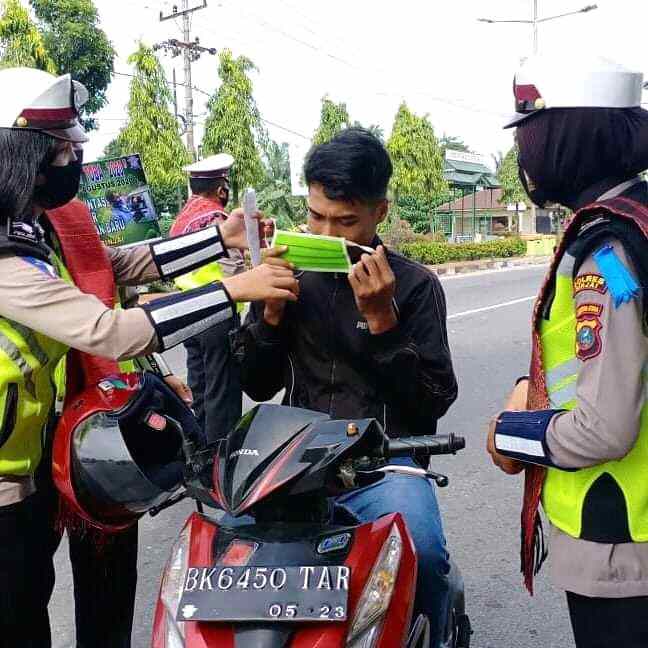 Ops Patuh Toba 2020, Sat Lantas Polres Binjai Imbau Pengendara Gunakan Masker dan Tempel Stiker