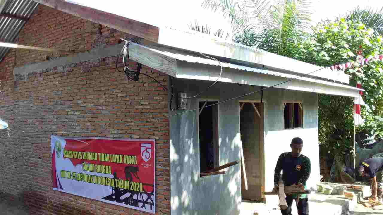 Sambut HUT RI ke-75 Kodim 0208/As Bedah Rumah Warga yang Tidak Layak Huni