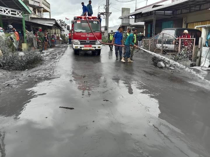BPBD Karo Bagikan Masker dan Bersihkan Abu Vulkanik di Jalan Raya