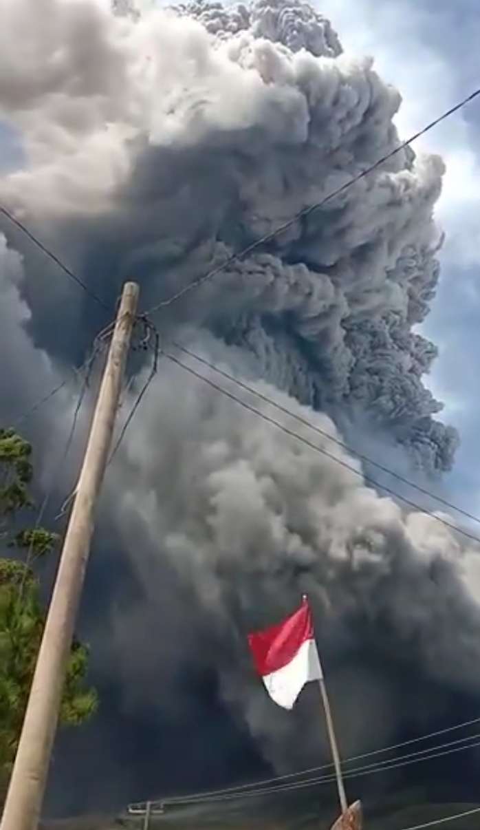 Kembali Erupsi Sinabung Menggempur, Tinggi Kolom Debu Capai Sekitar 5000 Meter