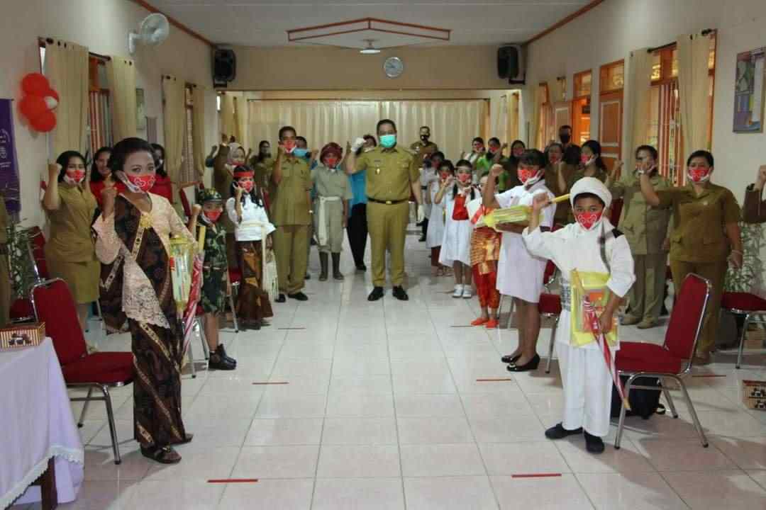 Bupati Dairi Apresiasi Lomba Peragaan Pakaian Pejuang Tingkat SD/MI se-Kecamatan Sidikalang