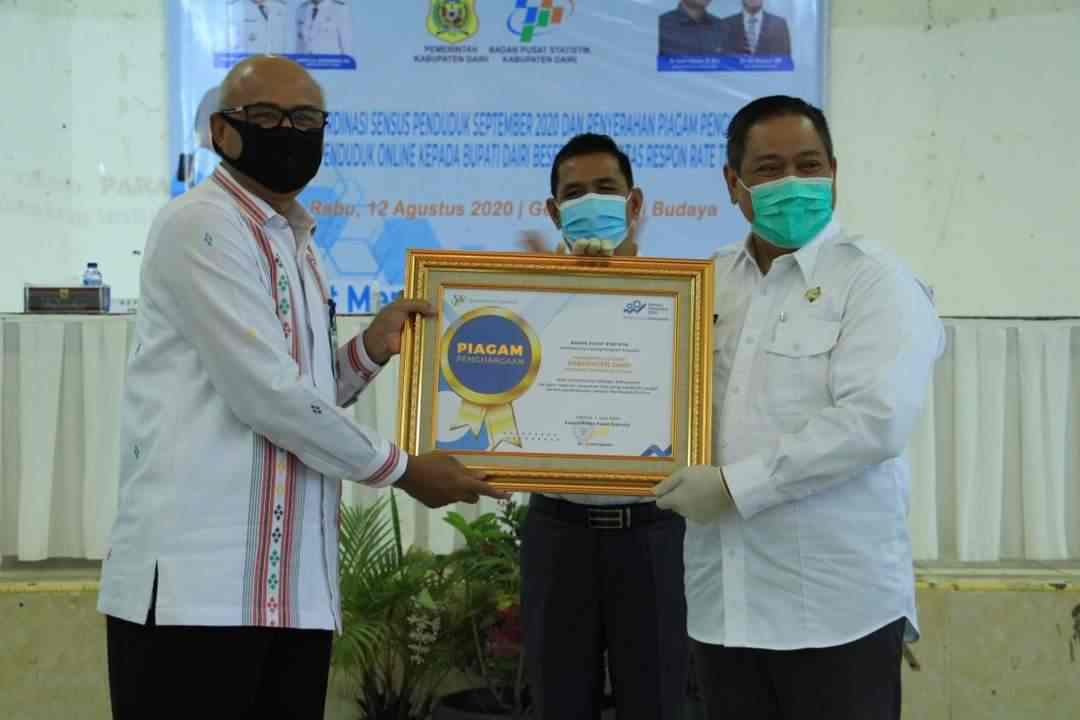 Bupati Dairi Terima Piagam Penghargaan dari Gubernur Sumatera Utara dan BPS RI