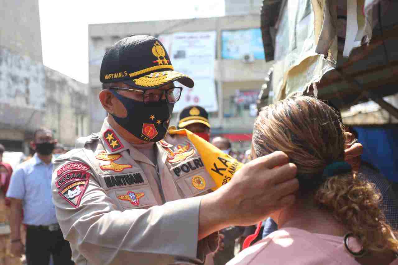 Kapolda Sumut Bagi-bagi Masker kepada Pedagang