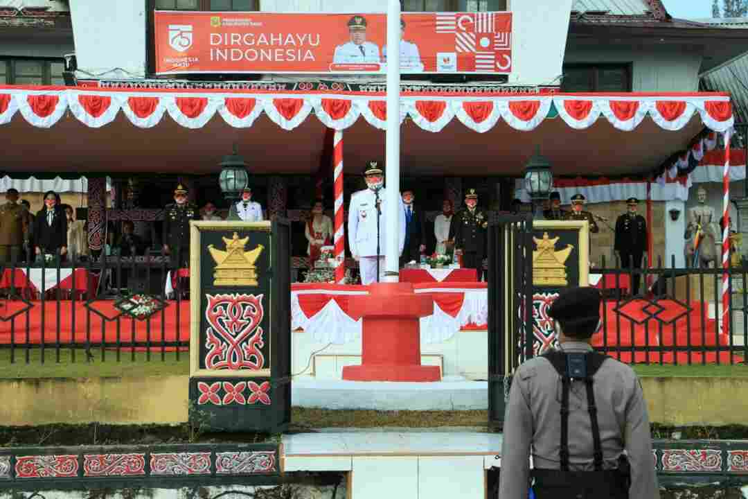 Usai Upacara Bupati Dairi Serahkan Piagam Juara Berbagai Lomba Jelang Ultah RI ke 75