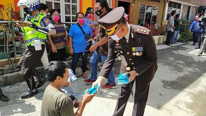 Kapolres Tanah Karo Bersama Forkopimda Bagikan Masker Kepada Warga