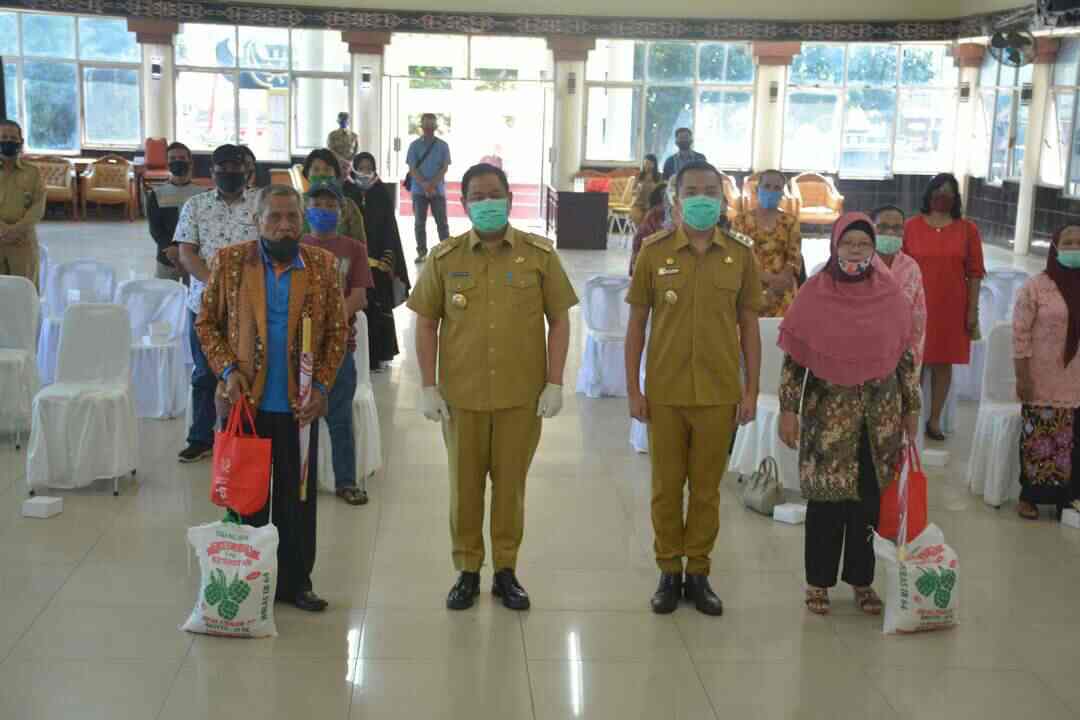 Ahli Waris Pejuang Terima Tali Asih Dari Pemkab Dairi Pada HUT Kemerdekaan RI Ke 75