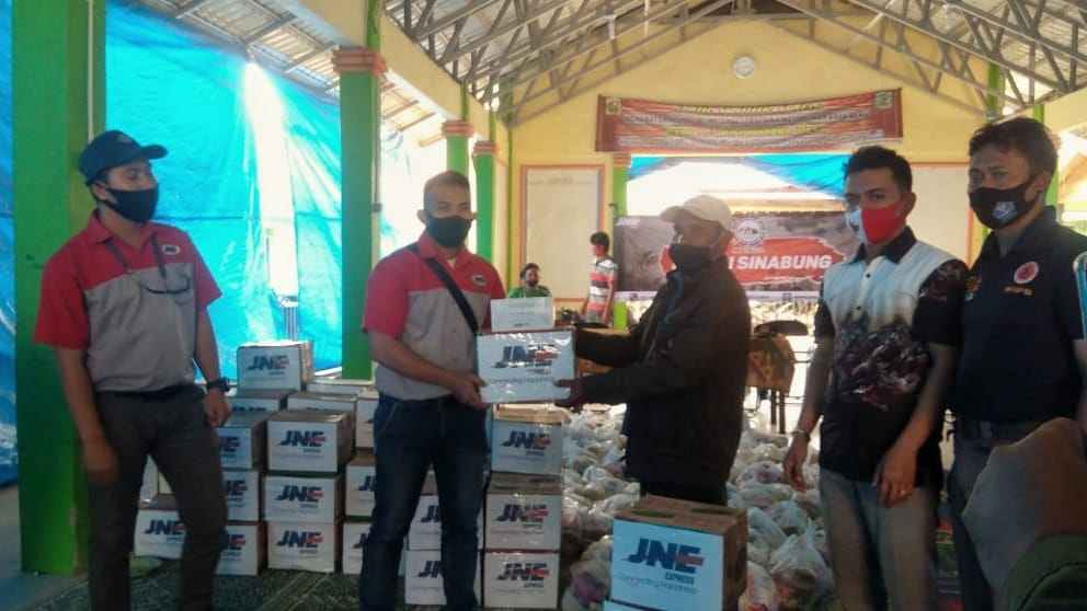 JNE Medan Beri Bantu Warga Terdampak Erupsi Sinabung