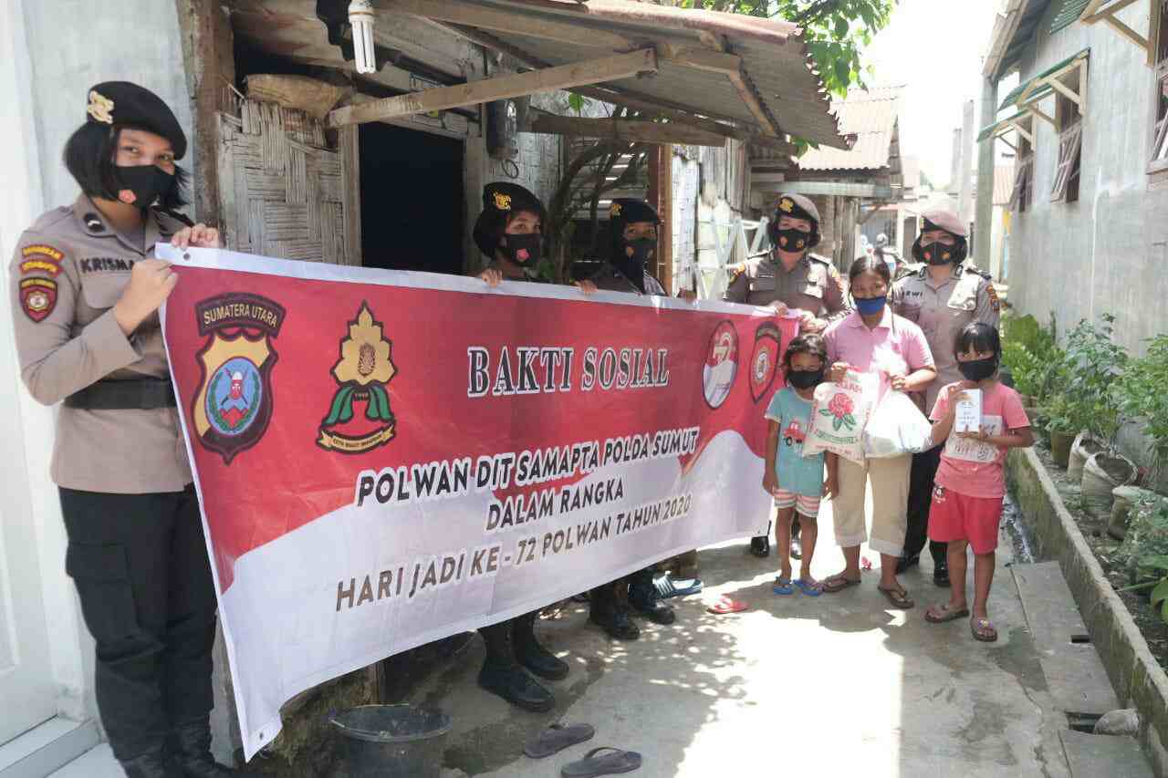 Peduli Pendidikan, Polwan Dit Samapta Polda Sumut Bagikan HP Android Gratis