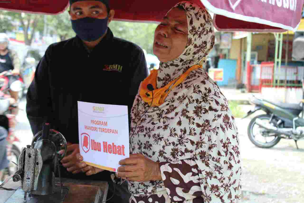 Terima Bantuan Tenda Payung, Ibu Ini Menangis dan Terharu