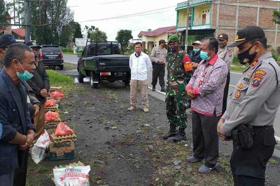 Polres Simalungun Bantu Korban Angin Puting Beliung di Tigaraja