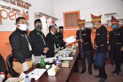 Kenakan Baju Adat Pakpak, Paslon SORA LEBBUH Mendaftar di KPUD Pakpak Bharat