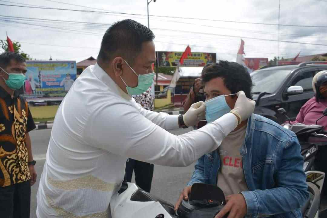 Bupati Dairi Bersama Kapolres Kampanyekan Pakai Masker kepada Warga