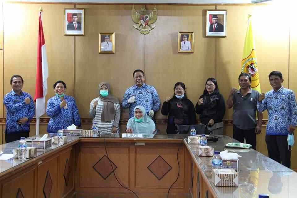 Bupati Dairi Serahkan 5 Kursi Roda Bantuan PT Taspen kepada ASN dan Pensiunan ASN Pemkab Dairi