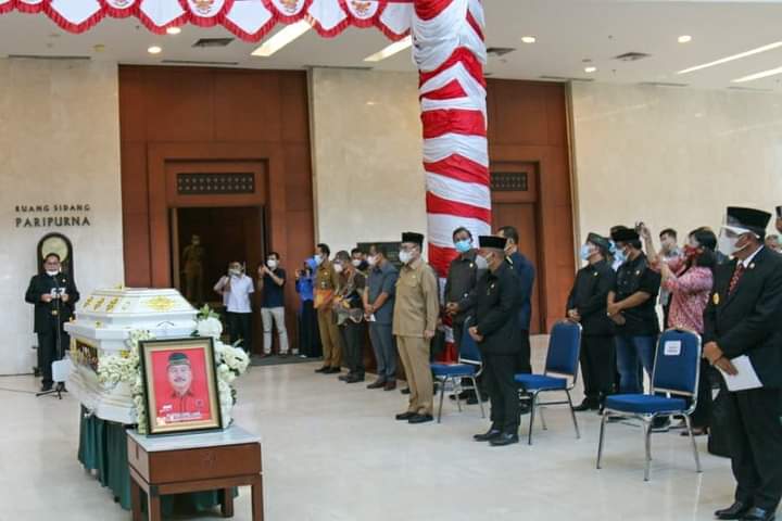 Pimpinan DPRD, Gubernur Hadiri Pelepasan Alm. Budieli Laia