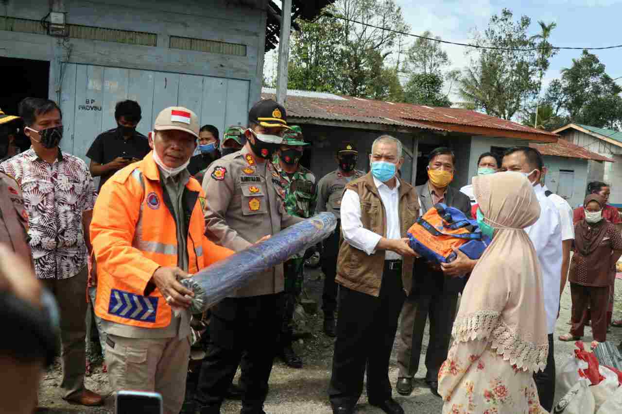 Polres Pakpak Bharat Bantu Korban Hujan Es dan Angin Puting Beliung