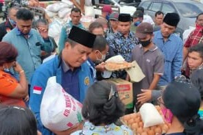 Sonni Berutu - Ramlan Boangmanalu Kunjungi Masyarakat Singabur yang Tertimpa Musibah Hujan Es