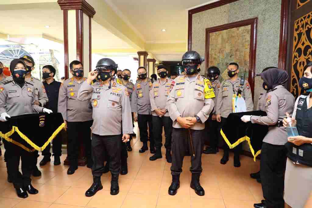Kabaharkam Polri Perkenalkan Helm Smart KC Wearble Buatan Tiongkok