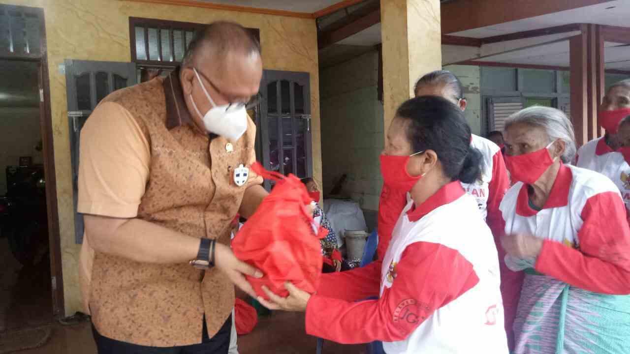 Anggota DPR RI DR. Junimart Girsang Bagikan Bantuan Kepada Warga Terdampak Covid-19 di Dairi