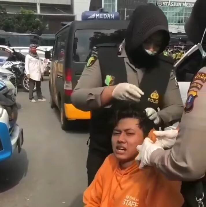 Bid Dokkes Polda Sumut Bantu Obati Pengunjuk Rasa Terluka Saat Demo