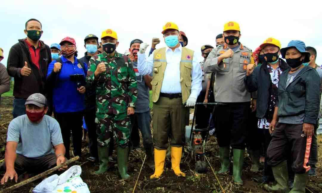 Bupati Dairi Tanam Jagung Bersama dan Resmikan Pos Satkam Lingkungan di Desa Kalang Simbara