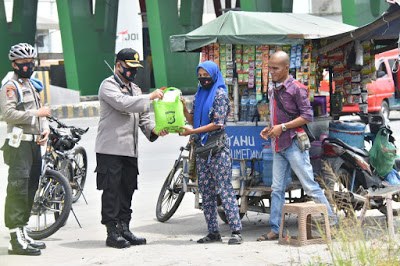 Jumat Barokah, Wakapolres Pelabuhan Belawan Bagikan Sembako dan Masker