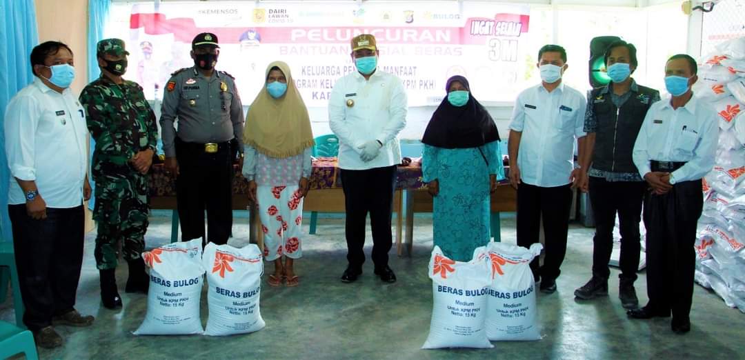 Bupati Dairi Hadiri Penyaluran Beras di Desa Longkotan