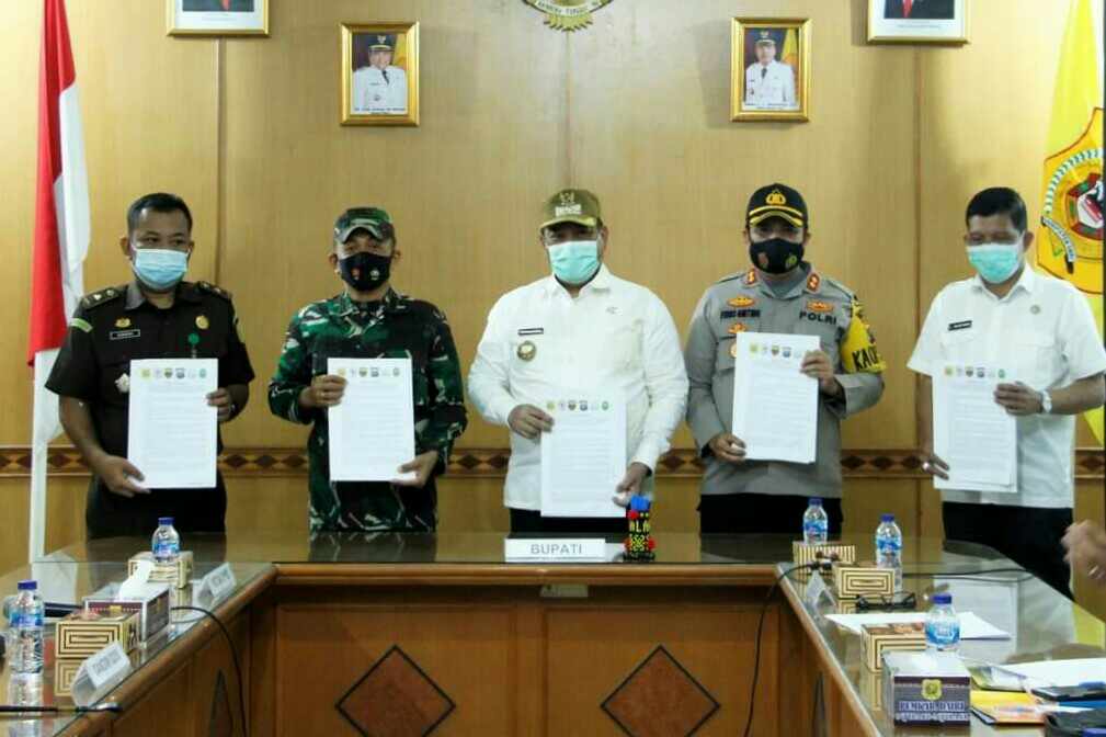 Forkopimda Dairi Tandatangani Komitmen Penerapan Disiplin Prokes