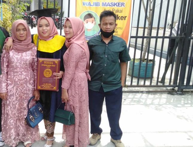 Walau Hidup Susah, Anak Petani Ini Bisa Raih Gelar Amd R Mik