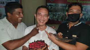 Kanit Reskrim Polsek Medan Timur Dikejutkan Kue Ulang Tahun dari Rekan dan Media