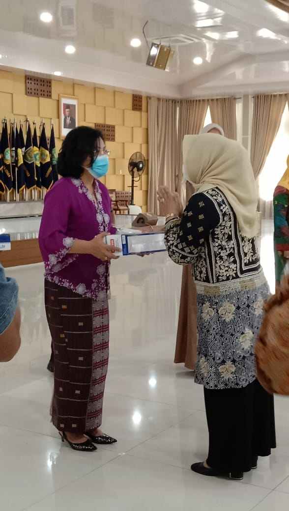 Dekranasda Karo Terima Bantuan Perlengkapan UMKM dari Dekranasda Provsu