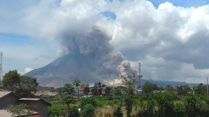 Hari Ini, Gunung Sinabung Muntahkan Awan Panas Guguran Sebanyak Dua Kali